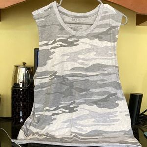 Zoe + Liv XL Gray Camouflage Sleeveless Tee
